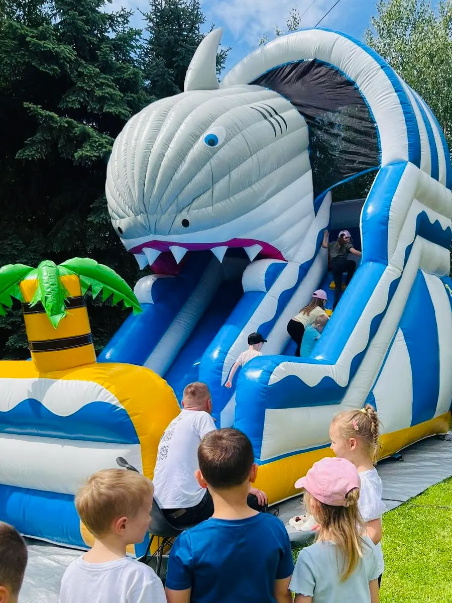 Dzieci przy zjeżdżalni dmuchanej Rekin