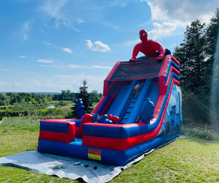 Zjeżdżalnia Spider-man na imprezie plenerowej